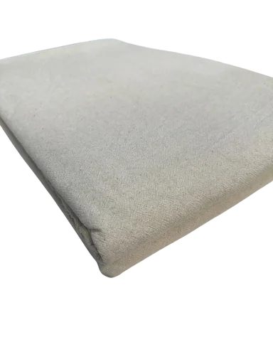 Mantel español doblado, detalle de mantelería fina