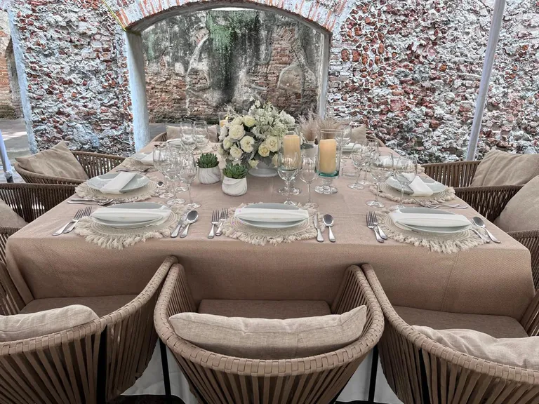 Mesa Cuadrada con Mantel