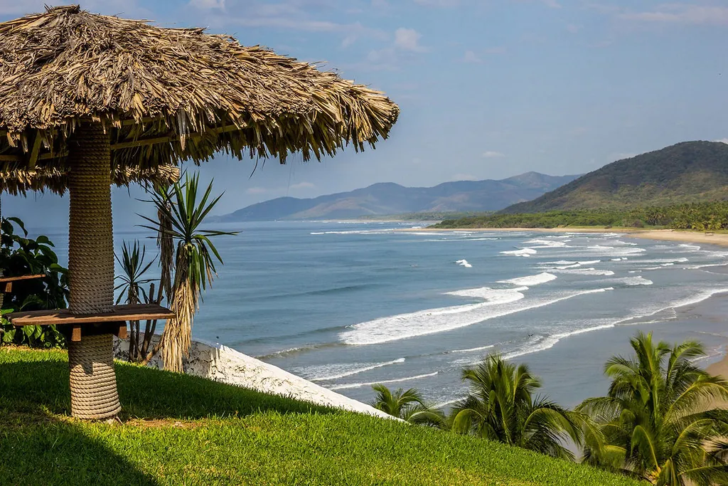 Bahía de Zihuatanejo al atardecer con palmeras