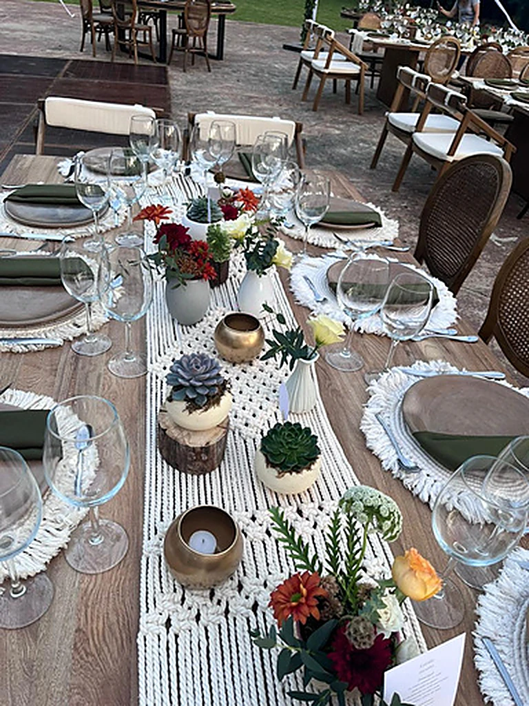 Decoración de mesa con camino de macramé